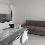 F2 - Black And White Apartment *