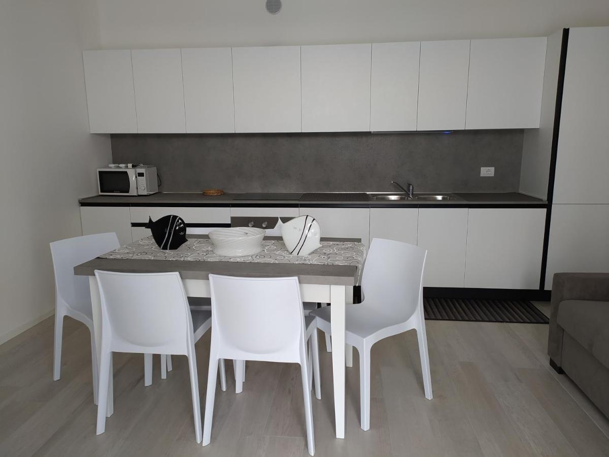 Apartment F2 - Black And White *